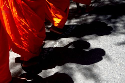 ภาพ No.225629:วันที่ 5 พฤษภาคม พ.ศ. 2568 พิธีบิณฑบาตรอบเมืองนูวราอิลิย่า ฉลองเทศกาลวิสาขบูชา แห่งชาติประเทศศรีลังกา