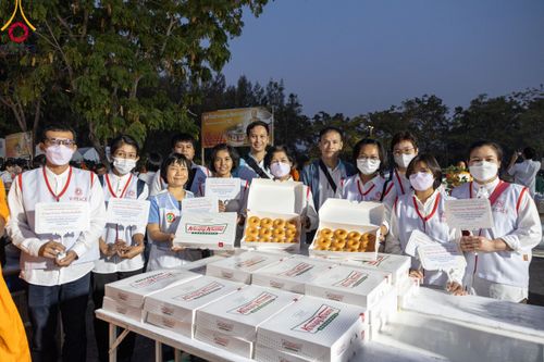 ภาพ No.108429:ถวายภัตตาหารเป็นสังฆทาน แด่คณะพระธรรมยาตราฯ ในโครงการธรรมยาตรากตัญญูบูชา มหาปูชนียาจารย์ พระมงคลเทพมุนี(สด จนฺทสโร) พระผู้ปราบมาร อนุสรณ์สถาน 7 แห่ง ปีที่ 12 วันที่ 7 มกราคม พ.ศ. 2567 ณ อนุสรณ์สถานโลตัสแลนด์ จ.สุพรรณบุรี