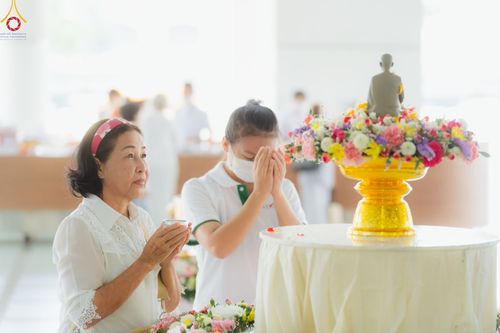 ภาพ No.80244:สาธุชนร่วมสรงน้ำพระและทำบุญ เนื่องในวันสงกรานต์ ณ หอฉันคุณยายอาจารย์ฯ วัดพระธรรมกาย วันที่ 13 เมษายน พ.ศ. 2566