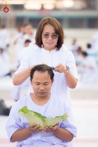 ภาพ No.274726:วันอาทิตย์ที่ 30 พฤศจิกายน พ.ศ. 2568 พิธีปลงผม โครงการอุปสมบทบูชาธรรมมหาปูชนียาจารย์ ปี 2568 ณ ลานธรรมพระมหาธรรมกายเจดีย์ ฝั่งทิศตะวันตก ระหว่างวิหารคดหมายเลข 8 และ 9 วัดพระธรรมกาย