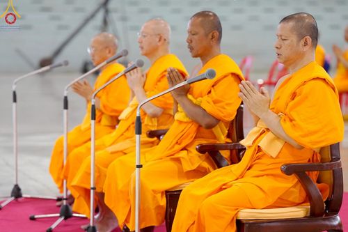 ภาพ No.219380:วันอังคารที่ 22 เมษายน พ.ศ. 2568 พิธีมอบปัจจัยช่วยเหลือครู 4 จังหวัดชายแดนภาคใต้ , พิธีกล่าวคำถวายอุปกรณ์ เพื่อเตรียมการต้อนรับคณะสงฆ์ฯ , พิธีกล่าวคำถวายภัตตาหารเป็นสังฆทาน , คณะสงฆ์ฉันภัตตาหารเพล  เนื่องในวันคุ้มครองโลก พิธีถวายมหาสังฆทานแด่คณะสงฆ์