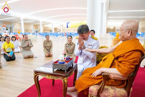 ภาพ No.208761:พระบาทสมเด็จพระเจ้าอยู่หัวทรงพระกรุณาโปรดเกล้าฯ พระราชทานภัตตาหารพระราชทาน แด่พระภิกษุ สามเณร ในการสอบบาลีสนามหลวง ณ วัดพระธรรมกาย วันที่ 22 กุมภาพันธ์ พ.ศ. 2568 ณ วัดพระธรรมกาย อำเภอคลองหลวง จังหวัดปทุมธานี