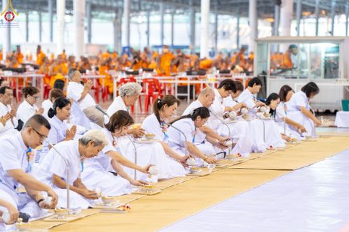ภาพ No.188490:พิธีถวายภัตตาหารเป็นสังฆทาน แด่พระธรรมยาตรา ในโครงการธรรมยาตรา กตัญญูบูชา มหาปูชนียาจารย์ พระมงคลเทพมุนี(สด จนฺทสโร) พระผู้ปราบมาร อนุสรณ์สถาน 7 แห่ง ปีที่ 13 ณ สภาธรรมกายสากล วัดพระธรรมกาย วันที่ 3 มกราคม พ.ศ. 2568