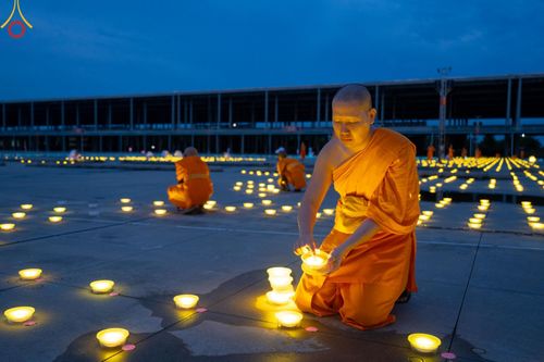 ภาพ No.154788:พิธีจุดประทีป, พิธีฉลองชัยสวดมนต์บทธัมมจักกัปปวัตนสูตร ณ มหารัตนวิหารคด วัดพระธรรมกาย วันอังคารที่ 17 กันยายน พ.ศ. 2567