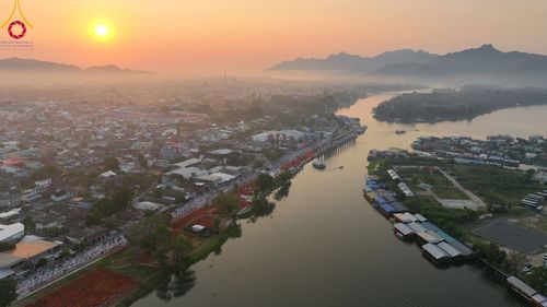 ภาพ No.101795:ตักบาตรพระ 10,000 รูป เติมบุญให้แผ่นดิน เนื่องในโอกาส 192 ปี จังหวัดกาญจนบุรี หนึ่งในโครงการตักบาตรพระ 2,000,000 รูป  77 จังหวัดทุกวัดทั่วไทย วันจันทร์ที่ 11 ธันวาคม พ.ศ. 2566 บริเวณถนนสองแคว (SKY WALK) เมืองกาญจนบุรี