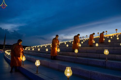 ภาพ No.150282:พิธีจุดประทีป และพิธีฉลองชัยสวดมนต์ บทธัมมจักกัปปวัตตนสูตร ครบ 6,668,272,727 จบ เนื่องในวันธรรมชัย 27 สิงหาคม พ.ศ. 2567 ณ มหารัตนวิหารคด วัดพระธรรมกาย