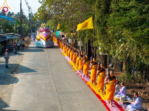ภาพ No.107837:พิธีต้อนรับพระธรรมยาตรา ในโครงการธรรมยาตรากตัญญูบูชา มหาปูชนียาจารย์ พระมงคลเทพมุนี(สด จนฺทสโร) พระผู้ปราบมาร อนุสรณ์สถาน 7 แห่ง ปีที่ 12 วันที่ 7 มกราคม พ.ศ. 2567 ณ อนุสรณ์สถานคลองบางนางแท่น  อ.สามพราน จ.นครปฐม