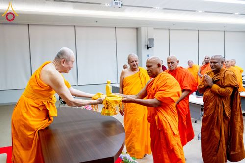 ภาพ No.222536:วันที่ 21 เมษายน พ.ศ. 2568 หลวงพ่อทัตตชีโวต้อนรับคณะสงฆ์ศรีลังกา ณ อาคาร 100 ปี คุณยายมหารัตนอุบาสิกาจันทร์ ขนนกยูง วัดพระธรรมกาย