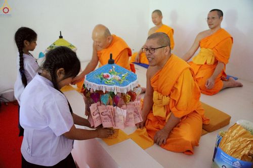 ภาพ No.234051:วันอาทิตย์ที่ 20 กรกฎาคม พ.ศ.2568 พิธีทอดผ้าป่า และพิธีตอกเสาเข็มต้นแรก สร้างอาคารปฏิบัติธรรมพระมงคลเทพมุนี ณ ศูนย์ปฏิบัติธรรมสุราษฏร์ธานี