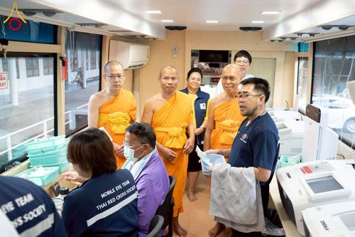 ภาพ No.230323:วันจันทร์ที่ 30 มิถุนายน พ.ศ. 2568 เจ้าอาวาสวัดพระธรรมกาย เยี่ยมอนุโมทนาให้กำลังใจ บุคลากรทางการแพทย์-เจ้าหน้าที่ผู้ปฏิบัติงาน โครงการรถตัดแว่นสายตาเคลื่อนที่สภากาชาดไทย เพื่อเด็กนักเรียนในชนบท พื้นที่จังหวัดปทุมธานี