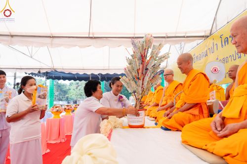 ภาพ No.121102:พิธีทอดผ้าป่า โครงสร้างหลังคา เสาคู่ค้ำฟ้ามหามงคล เพื่อสถาปนาอาคาร 80 ปี หลวงพ่อธัมมชโย ณ ศูนย์ปฏิบัติธรรมวิหารแดง ต.เจริญธรรม อ.วิหารแดง จ.สระบุรี วันที่ 27 มกราคม พ.ศ. 2567