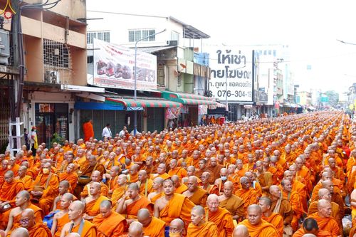 ภาพ No.236905:วันอาทิตย์ที่ 10 สิงหาคม พ.ศ. 2568 มหาสังฆทานครั้งยิ่งใหญ่ ตักบาตรพระ 10,000 รูป ถ.นิพัทธ์อุทิศ 3 ใจกลางนครหาดใหญ่ จ.สงขลา