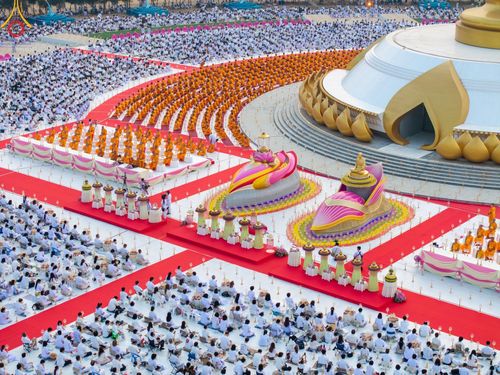 ภาพ No.200583:พิธีจุดประทีปถวายเป็นพุทธบูชา และบูชาธรรมมหาปูชนียาจารย์ ณ อนุสรณ์สถานบางปลา วัดบางปลา อำเภอบางเลน จังหวัดนครปฐม ในโครงการธรรมยาตรา กตัญญูบูชา มหาปูชนียาจารย์ พระมงคลเทพมุนี(สด จนฺทสโร) พระผู้ปราบมาร อนุสรณ์สถาน 7 แห่ง ปีที่ 13 วันที่ 23 มกราคม พ.ศ. 2568