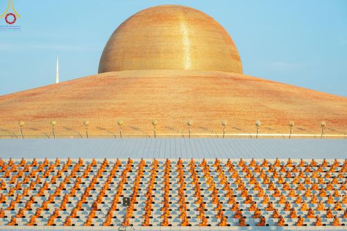 ภาพ No.187719:พิธีตักบาตรฉลองพระใหม่ ต้อนรับพุทธศักราช 2568 ณ ลานธรรมพระมหาธรรมกายเจดีย์ วัดพระธรรมกาย จ.ปทุมธานี วันที่ 1 มกราคม พ.ศ. 2568