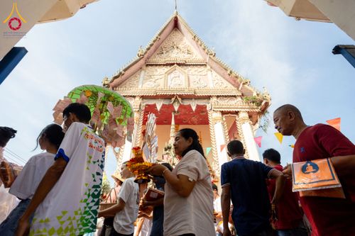 ภาพ No.171683:พิธีทอดกฐิน ณ วัดมหาโพธิ์ จ.ลพบุรี ในโครงการกฐินสามัคคีทั่วไทย 30,000 วัด บูชาธรรม 80 ปี หลวงพ่อธัมมชโย โดยคณะศิษยานุศิษย์วัดพระธรรมกาย วันที่ 27 ตุลาคม พ.ศ. 2567