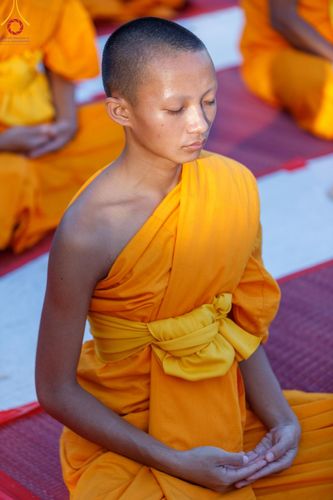 ภาพ No.192621:พิธีจุดประทีปถวายเป็นพุทธบูชา และบูชาธรรมมหาปูชนียาจารย์ ณ อนุสรณ์สถานคลองบางนางแท่น อ.สามพราน จ.นครปฐม ในโครงการธรรมยาตรา กตัญญูบูชา มหาปูชนียาจารย์ พระมงคลเทพมุนี(สด จนฺทสโร) พระผู้ปราบมาร อนุสรณ์สถาน 7 แห่ง ปีที่ 13 วันที่ 10 มกราคม พ.ศ. 2568