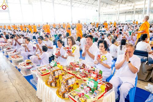 ภาพ No.86815:พิธีตักบาตร , พิธีบูชาข้าวพระ , พิธีจุดเทียนใจ ไฟนิรันดร์ อนันตชัย ในวันอาทิตย์ต้นเดือน 3 กันยายน พ.ศ. 2566 ณ วัดพระธรรมกาย