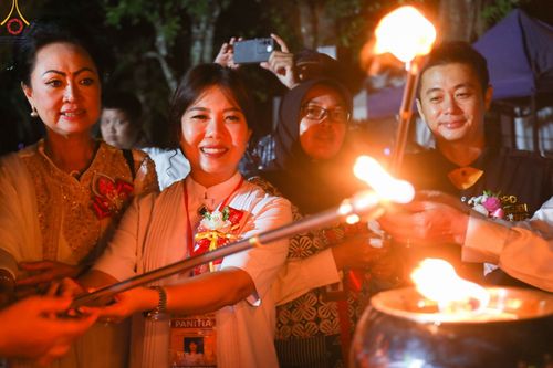 ภาพ No.104188:พิธีจุดประทีป ถวายเป็นพุทธบูชา สามเณรธรรมทายาทชาวอินโดนีเซียกว่า 1,000 รูป ณ มหาเจดีย์บุโรพุทโธ ประเทศอินโดนีเซีย ในวันที่ 23 ธันวาคม พ.ศ. 2566