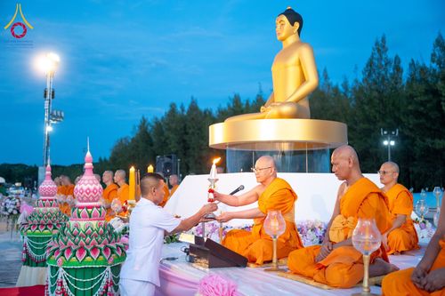 ภาพ No.162248:พิธีจุดประทีปโคมลาน ถวายเป็นพุทธบูชา สร้างความสว่างไสวให้กับแผ่นดินด้วยแสงธรรม วันพฤหัสบดีที่ 17 ตุลาคม พ.ศ. 2567 ณ พุทธอุทยานนานาชาติ จังหวัดหนองคาย