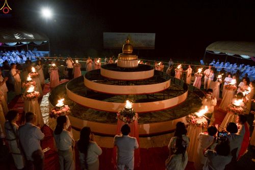 ภาพ No.261549:วันที่ 17-18 ตุลาคม พ.ศ. 2568 พิธีเจริญพระพุทธมนต์คณะสงฆ์ 108 กลั่นแผ่นดินองค์พระเจดีย์สระบุรี สมโภชองค์กฐิน และพิธีทอดกฐิน ณ ศูนย์ปฏิบัติธรรมสระบุรี ในโครงการกฐินสามัคคีทั่วไทย 30,000 วัด บูชาธรรม 81 ปี หลวงพ่อธัมมชโย โดยคณะศิษยานุศิษย์วัดพระธรรมกาย