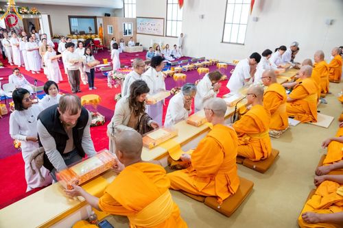 พิธีทอดกฐินบรมจักรพรรดิสร้างทุกสิ่ง ณ วัดพระธรรมกายออเรกอน ประเทศสหรัฐอเมริกา  วันอาทิตย์ ที่ 26 พฤศจิกายน พ.ศ. 2566