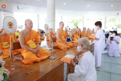 ภาพ No.91527:พิธีบุพเปตพลี ครั้งที่ 142 ร่วมอุทิศบุญแด่หมู่ญาติที่ล่วงลับไปแล้ว และสืบทอดอายุพระพุทธศาสนา วันอาทิตย์ที่ 29 ตุลาคม พ.ศ. 2566 (วันพระขึ้น 15 ค่ำ เดือน 11) ณ หอฉันคุณยายอาจารย์ฯ วัดพระธรรมกาย