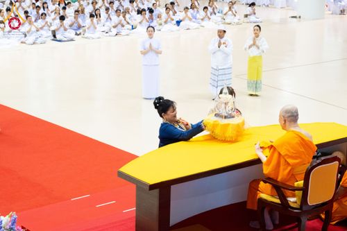 ภาพ No.209617:วันอาทิตย์ที่ 2 มีนาคม พ.ศ. 2568 พิธีภาคบ่าย สัมมนาพิเศษ, ปฏิบัติธรรม พิธีรับมอบพระบรมสารีริกธาตุ ณ สภาธรรมกายสากล วัดพระธรรมกาย