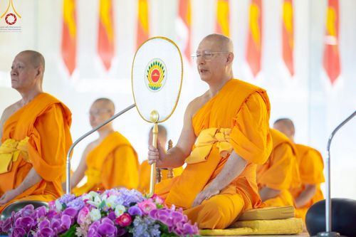 ภาพ No.221952:วันที่ 4 พฤษภาคม พ.ศ. 2568 พิธีตักบาตร เนื่องในวันอาทิตย์ต้นเดือน ณ บ้านแก้วเรือนทองคุณยายฯ วัดพระธรรมกาย