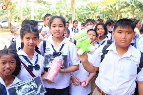 ภาพ No.102590:วันรวมพลังเด็กดี V-Star ผู้นำฟื้นฟูศีลธรรมโลก จังหวัดชุมพร วันที่ 15 ธันวาคม พ.ศ. 2566 ณ ธุดงคสถานชุมพร อ.เมือง จ.ชุมพร