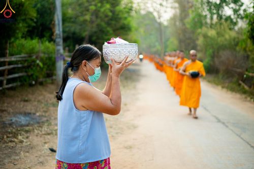 ภาพ No.136958:Photo Story  มหัศจรรย์วัดดงดินแดง Episode 5 กิจกรรมถ่ายภาพหมู่ประวัติศาสตร์ และตักบาตรฉลองพระ-เณรกว่า 500 รูป วันที่ 6 เมษายน พ.ศ. 2567