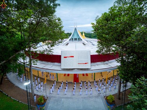 ภาพ No.228835:วันเสาร์ที่ 14 มิถุนายน พ.ศ. 2568 พิธีเวียนประทักษิณ , พิธีขอขมารับผ้าไตร ในโครงการบรรพชาอุปสมบทหมู่ ผู้บริหารรุ่นที่ 15 และ อุดมศึกษา รุ่นที่ 52 ณ โบสถ์พระไตรปิฎก วัดพระธรรมกาย