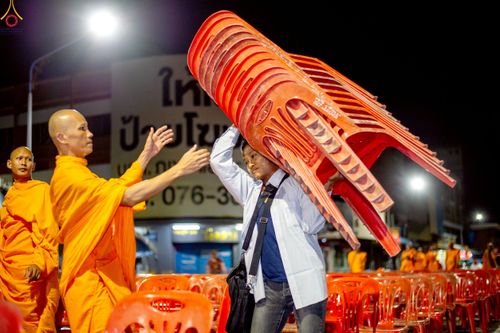 ภาพ No.237315:วันที่ 9-10 สิงหาคม พ.ศ. 2568 การเตรียมงาน เก็บงาน ของเจ้าหน้าที่ทุกสถานะ ในงานมหาสังฆทาน ตักบาตรพระ 10,000 รูป ใจกลางเมืองหาดใหญ่ จ.สงขลา