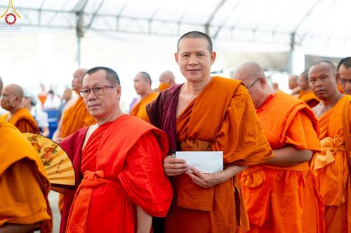 ภาพ No.60293:การต้อนรับพระสังฆาธิการ 10,000 กว่าวัดทั่วประเทศ พิธีมอบปัจจัยช่วยเหลือครู 4 จังหวัดชายแดนภาคใต้ พิธีปฏิบัติธรรม ในวันคุ้มครองโลก วันจันทร์ที่ 22 เมษายน พ.ศ.2567 ณ วัดพระธรรมกาย จ.ปทุมธานี