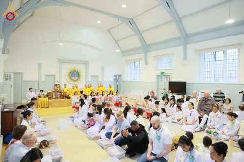 ภาพ No.172145:พิธีทอดกฐิน วัดพระธรรมกายสก็อตแลนด์ บูชาธรรม 80 ปี หลวงพ่อธัมมชโย โดยคณะศิษยานุศิษย์วัดพระธรรมกาย วันที่ 25 ตุลาคม พ.ศ. 2567