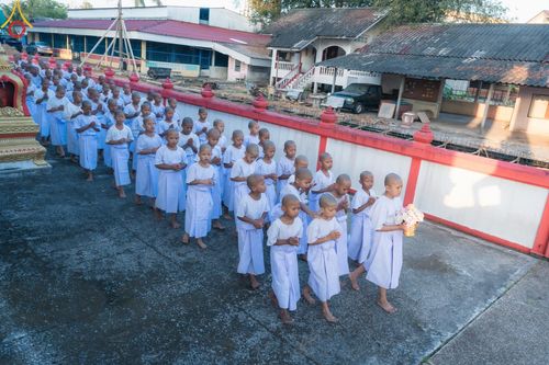 ภาพ No.133419:พิธีขอขมารับผ้าไตร, พิธีบรรพชาสามเณร, สามเณรออกบิณฑบาต ในโครงการบรรพชาสามเณร ฟื้นฟูพระพุทธศาสนาทั่วไทย  ณ ศูนย์ปฏิบัติธรรม และอบรมเยาวชนเมืองยะลา วันที่ 3 เมษายน พ.ศ. 2567
