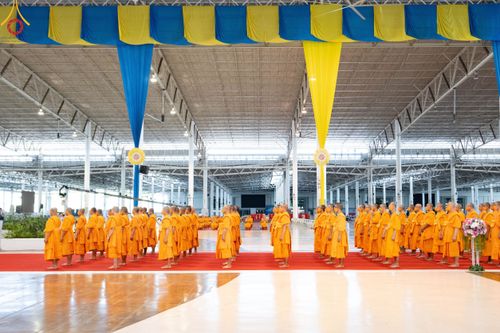 ภาพ No.102775:พิธีรับมอบต้นสมบัติจักรพรรดิ เพื่องานเผยแผ่พระพุทธศาสนาวิชชาธรรมกายไปทั่วโลก แด่ศูนย์ส่งเสริมศีลธรรมทั่วโลก 224 แห่ง วันอาทิตย์ที่ 17 ธันวาคม พ.ศ. 2566 ณ สภาธรรมกายสากล วัดพระธรรมกาย