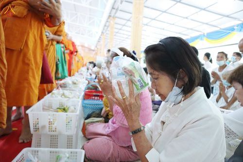 ภาพ No.80900:พิธีตักบาตรพระ ๒๑๖ รูป และ พิธีถวายมหาสังฆทาน ๕๒ วัด ฉลองครบรอบ ๑๖ ปี ธุดงคสถานพรรัตนแพร่ วันอังคารที่ ๙ พฤษภาคม พ.ศ.๒๕๖๖ ณ ธุดงคสถานพรรัตนะ อำเภอวังชิ้น จังหวัดแพร่