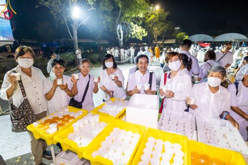 ภาพ No.111825:พิธีถวายภัตตาหารเป็นสังฆทาน แด่คณะพระธรรมยาตราฯ ในโครงการธรรมยาตรา กตัญญูบูชา มหาปูชนียาจารย์ พระมงคลเทพมุนี(สด จนฺทสโร) พระผู้ปราบมาร อนุสรณ์สถาน 7 แห่ง ปีที่ 12 วันที่ 14 มกราคม พ.ศ. 2567 ณ อนุสรณ์สถานมหาวิหารพระมงคลเทพมุนี  (โลตัสแลนด์) อ.สองพี่น้อง จ