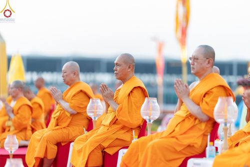 ภาพ No.204483:พิธีจุดประทีปถวายเป็นพุทธบูชา และบูชาธรรมมหาปูชนียาจารย์ ณ วัดพระธรรมกาย ตำบลคลองสาม อำเภอคลองหลวง จังหวัดปทุมธานี ในโครงการธรรมยาตรา กตัญญูบูชา มหาปูชนียาจารย์ พระมงคลเทพมุนี(สด จนฺทสโร) พระผู้ปราบมาร ปีที่ 13 วันที่ 31 มกราคม พ.ศ. 2568