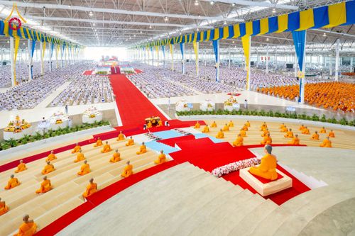 ภาพ No.258104:วันอาทิตย์ที่ 5 ตุลาคม พ.ศ. 2568 พิธีบูชาข้าวพระ ณ สภาธรรมกายสากล วัดพระธรรมกาย