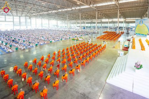 ภาพ No.256746:วันที่ 5 ตุลาคม พ.ศ. 2568 พิธีตักบาตร ข้าวสารอาหารแห้ง ณ บ้านแก้วเรือนทองคุณยายฯ สภาธรรมกายสากล วัดพระธรรมกาย