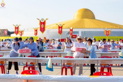 ภาพ No.225032:วันที่ 20 - 27 เมษายน พ.ศ. 2568 "ภาพแห่งความปลื้มที่ไม่มีวันจบ" คณะสงฆ์สามเณร เจ้าหน้าที่ และสาธุชน ร่วมแรงร่วมใจกันเตรียมงานและเก็บงาน เพื่อวันคุ้มครองโลก พิธีถวายมหาสังฆทานคณะสงฆ์ 40,000 กว่าวัดทั่วประเทศ