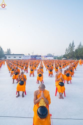 ภาพ No.110220:พิธีตักบาตรพระธรรมยาตราฯ ในโครงการธรรมยาตรากตัญญูบูชา มหาปูชนียาจารย์ พระมงคลเทพมุนี(สด จนฺทสโร) พระผู้ปราบมาร ปีที่ 12 ณ อนุสรณ์สถานลำดับที่ 2 สถานที่ตั้งมโนปณิธานบวชตลอดชีวิต อนุสรณ์สถานบางนางแท่น จ.นครปฐม วันที่ 11 มกราคม พ.ศ. 2567