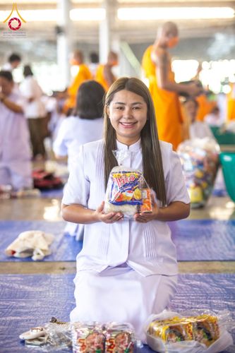 ภาพ No.133798:พิธีตักบาตร ข้าวสารอาหารแห้ง ณ บ้านแก้วเรือนทองคุณยายฯ สภาธรรมกายสากล วัดพระธรรมกาย วันอาทิตย์ต้นเดือนที่ 7 เมษายน พ.ศ. 2567