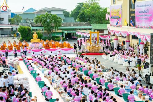 ภาพ No.150777:พิธีเจริญพระพุทธมนต์ และทำบุญตักบาตรแด่คณะสงฆ์ จำนวน 121 รูป เนื่องในโอกาสฉลองครบรอบ 120 ปี อำเภอคลองหลวง จังหวัดปทุมธานี เพื่อถวายเป็นพุทธบูชา ช่วยเหลือผู้ประสบความเดือดร้อนจากอุทกภัย และคณะสงฆ์ 323 วัด 4 จังหวัดชายแดนภาคใต้ วันเสาร์ที่ 31 สิงหาคม พ.ศ. 