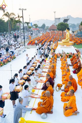 ภาพ No.184697:พิธีตักบาตรพระ 10,000 รูป ครั้งที่ 3 เนื่องในโอกาส 193 ปี จังหวัดกาญจนบุรี อุทิศส่วนกุศลให้แด่บรรพชน และเพื่อช่วยเหลือผู้ประสบภัยพิบัติต่างๆ วันเสาร์ที่ 21 ธันวาคม พ.ศ. 2567