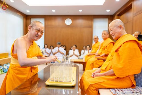 ภาพ No.111527:พิธีอธิษฐานจิตปิดแผ่นทอง "ธรรมจักร" เพื่อสถาปนาอุโบสถ "บูชาธรรม 80 ปี หลวงพ่อธัมมชโย" วัดพระธรรมกายลอนดอน ประเทศอังกฤษ ณ อาศรมบัณฑิต วัดพระธรรมกาย ในวันเสาร์ที่ 27 เมษายน พ.ศ. 2567