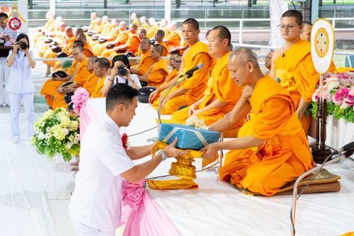 ภาพ No.61234:พิธีตักบาตรฉลองพระใหม่ รุ่นบูชาธรรมโครงการ 1-2 โครงการบรรพชาอุปสมบทหมู่ธรรมทายาท บูชาธรรมหลวงพ่อธัมมชโย 80 ปี ณ โถงช้างสำนักงานใหญ่ วัดพระธรรมกาย วันที่ 20 เมษายน พ.ศ. 2567