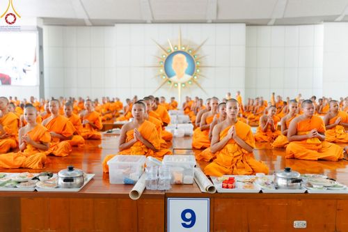 ภาพ No.205658:พิธีสวดพระพุทธมนต์ และถวายภัตตาหารเมนูสวรรค์แด่พระภิกษุ สามเณร วันจันทร์ที่ 3 กุมภาพันธ์ พ.ศ. 2568 ณ หอฉันคุณยายอาจารย์ฯ วัดพระธรรมกาย