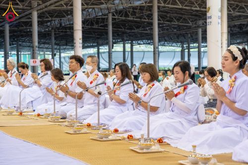 ภาพ No.202281:พิธีถวายภัตตาหารเป็นสังฆทาน แด่พระธรรมยาตรา ณ วัดพระธรรมกาย ตำบลคลองสาม อำเภอคลองหลวง จังหวัดปทุมธานี ในโครงการธรรมยาตรา กตัญญูบูชา มหาปูชนียาจารย์ พระมงคลเทพมุนี(สด จนฺทสโร) พระผู้ปราบมาร อนุสรณ์สถาน 7 แห่ง ปีที่ 13 วันที่ 27 มกราคม พ.ศ. 2568